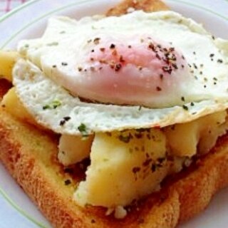 こふきイモと目玉焼きのパン